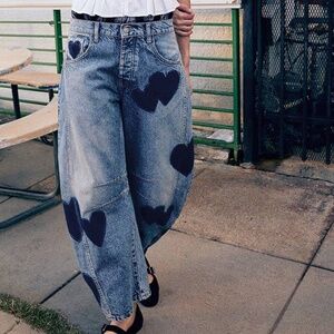 Barrel-cut high-rise jeans with heart pattern